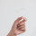 Hand mit transparenter Zahnschiene (Invisalign München)
