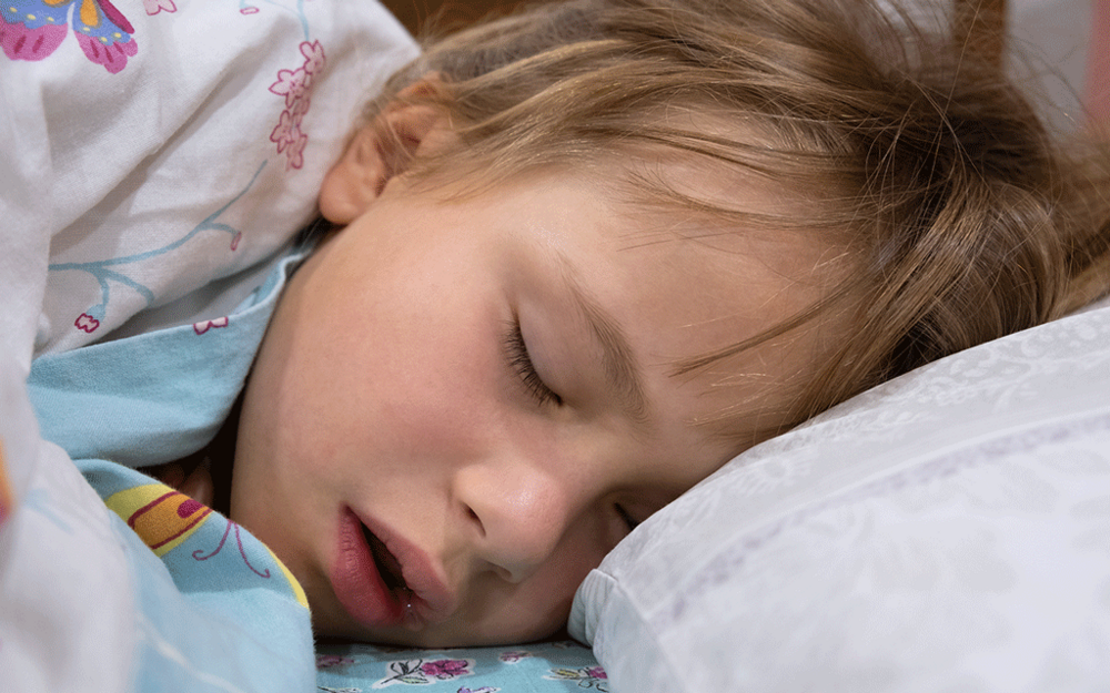 Kind mit offenem Mund beim Atmen